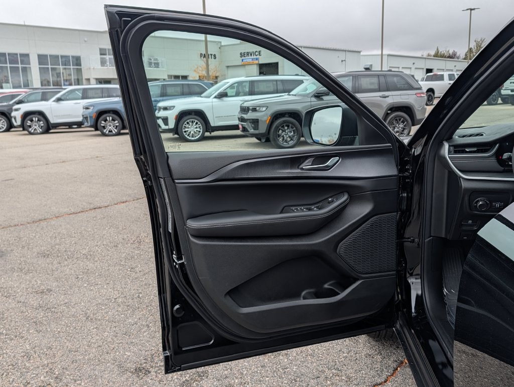 2027 Jeep Grand Cherokee LAREDO X 4X4
