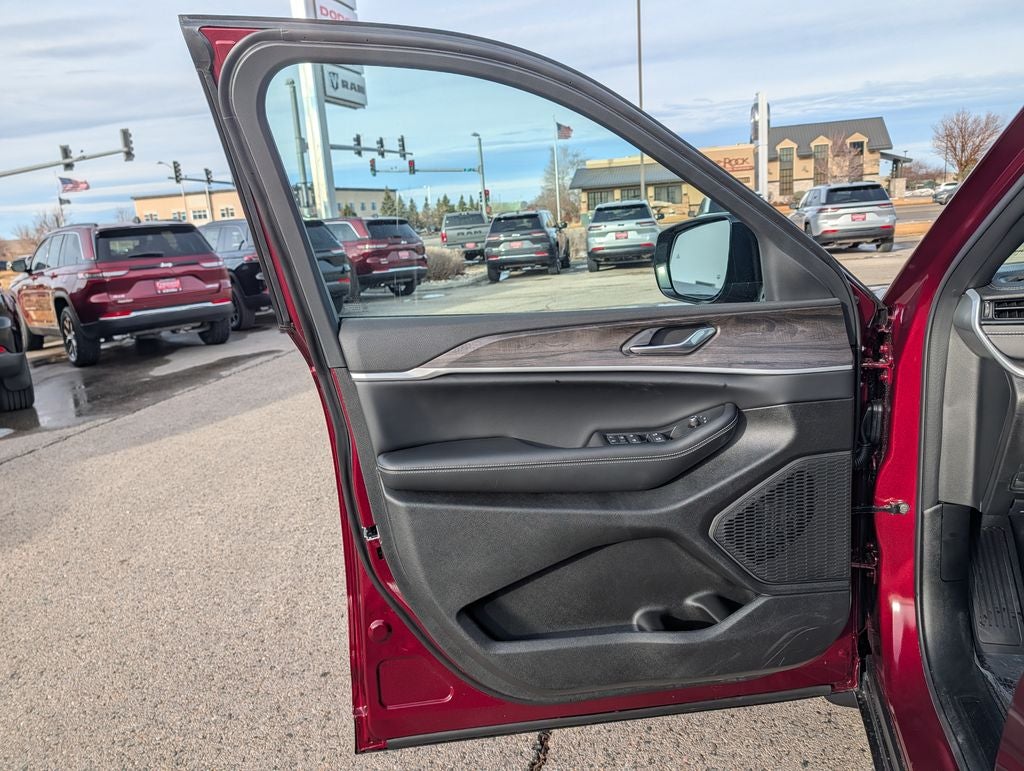 2026 Jeep Grand Cherokee Laredo Altitude