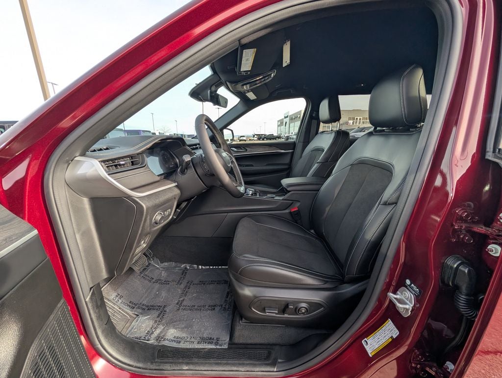 2026 Jeep Grand Cherokee Laredo Altitude