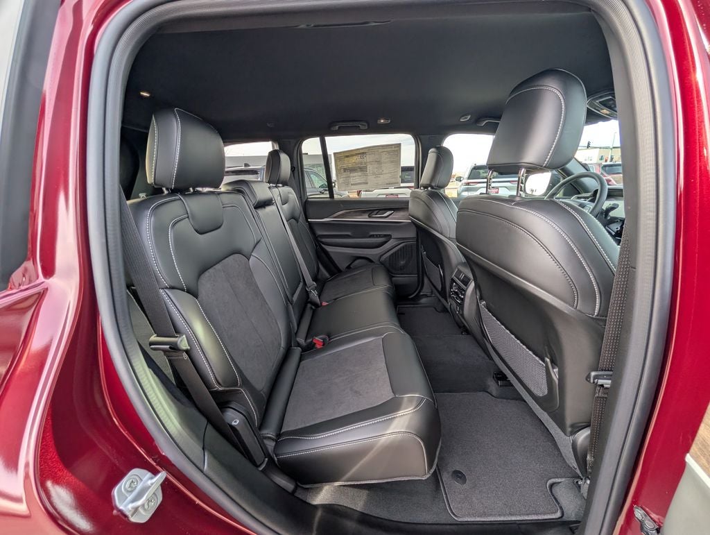 2026 Jeep Grand Cherokee Laredo Altitude