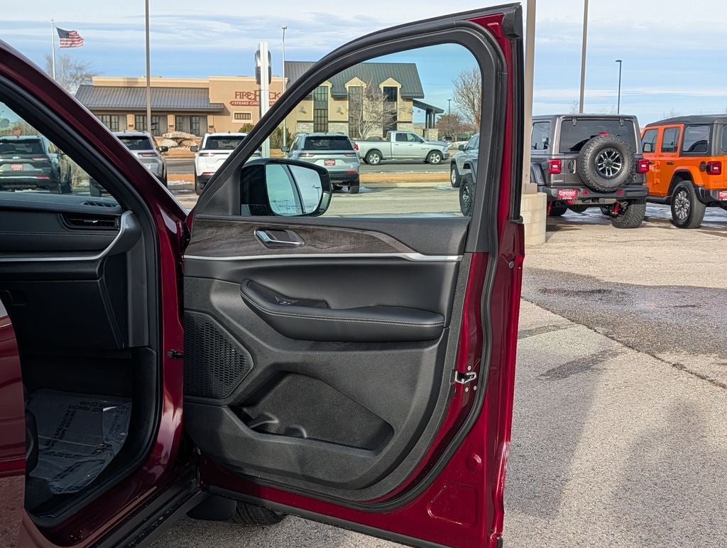 2026 Jeep Grand Cherokee Laredo Altitude