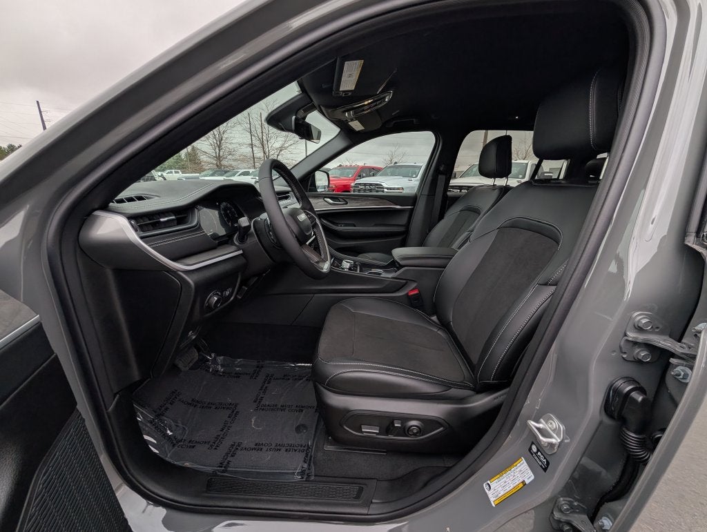2027 Jeep Grand Cherokee LAREDO ALTITUDE 4X4