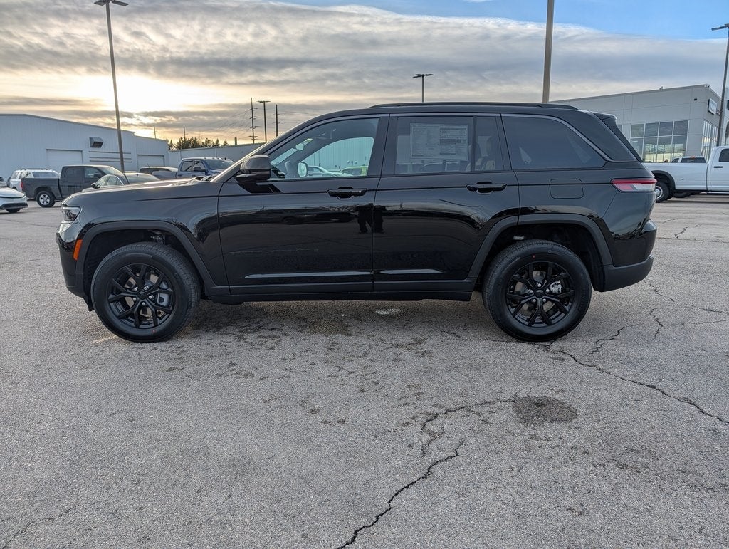 2026 Jeep Grand Cherokee Laredo Altitude