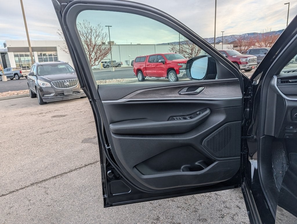 2026 Jeep Grand Cherokee Laredo Altitude