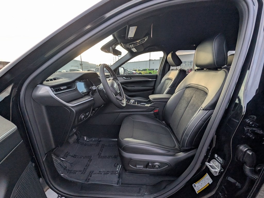 2026 Jeep Grand Cherokee Laredo Altitude