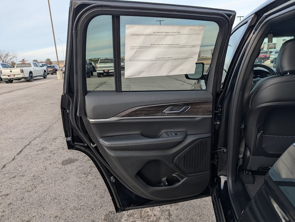 2026 Jeep Grand Cherokee Laredo Altitude