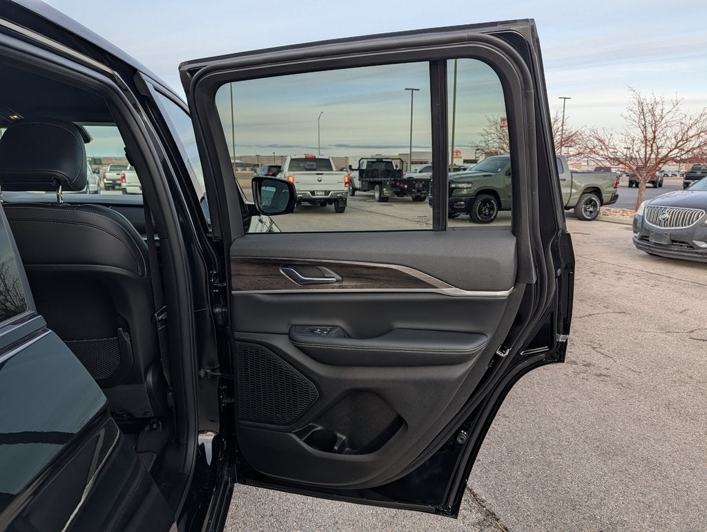 2026 Jeep Grand Cherokee Laredo Altitude