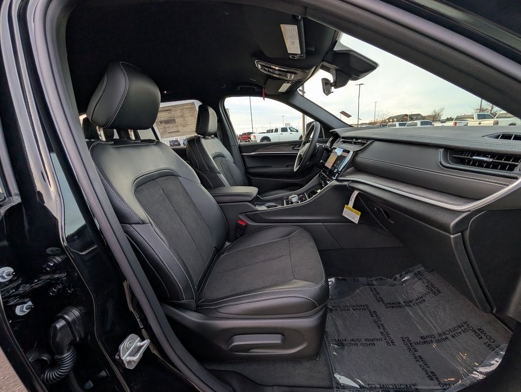 2026 Jeep Grand Cherokee Laredo Altitude