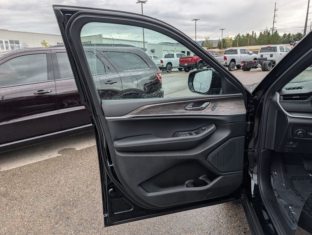 2027 Jeep Grand Cherokee Limited Reserve