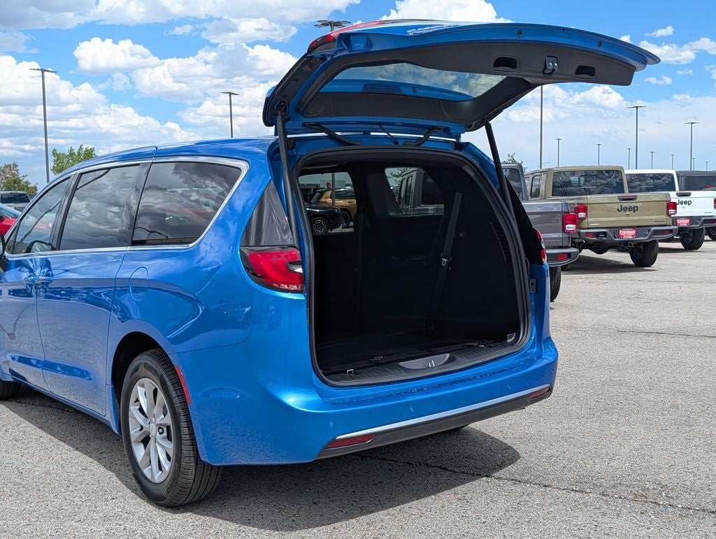 2027 Chrysler Pacifica Select AWD