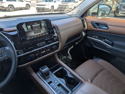 2024 Nissan Pathfinder Platinum