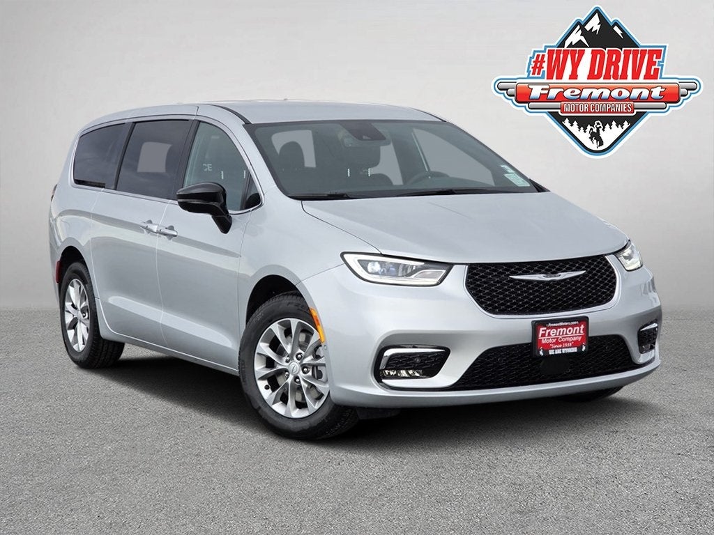 2026 Chrysler Pacifica Select's photo