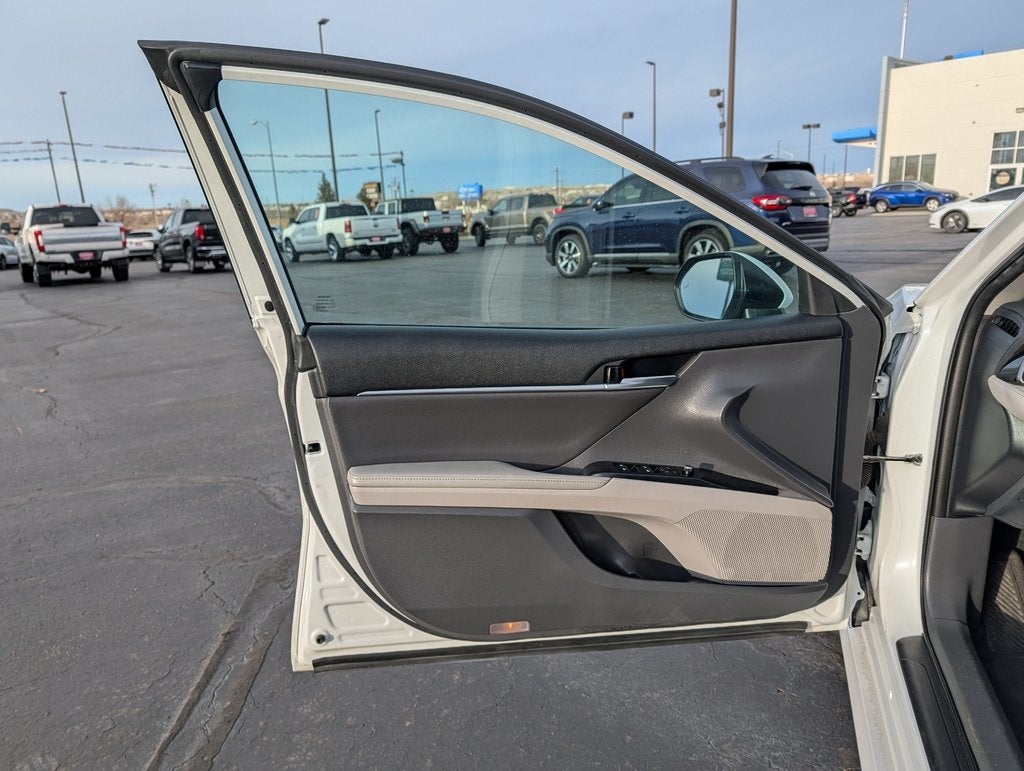 2020 Toyota Camry Hybrid XLE