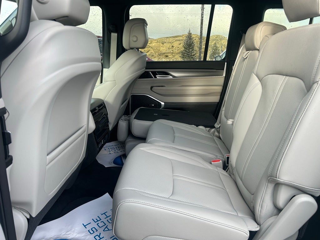 2025 Jeep Wagoneer Base