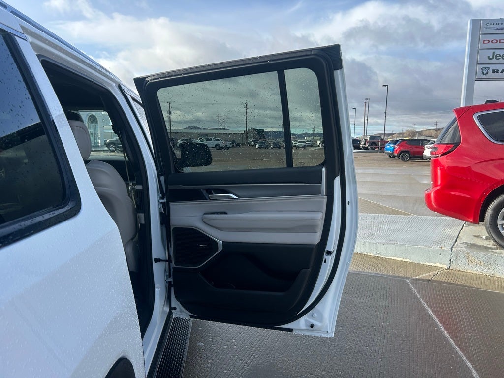 2025 Jeep Wagoneer Base