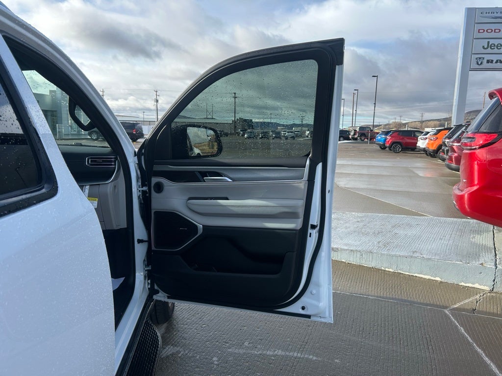 2025 Jeep Wagoneer Base