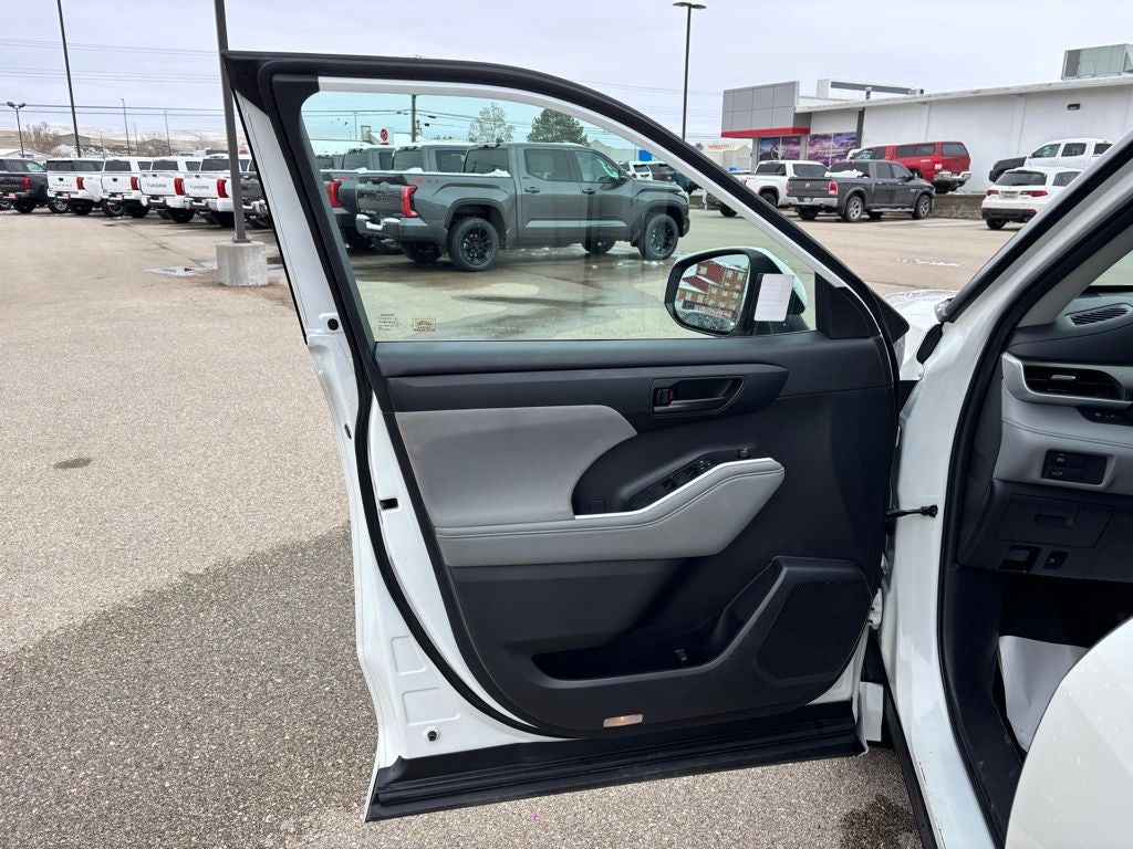 2020 Toyota Highlander LE