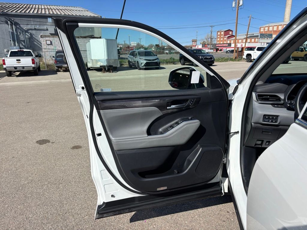2021 Toyota Highlander Hybrid Platinum