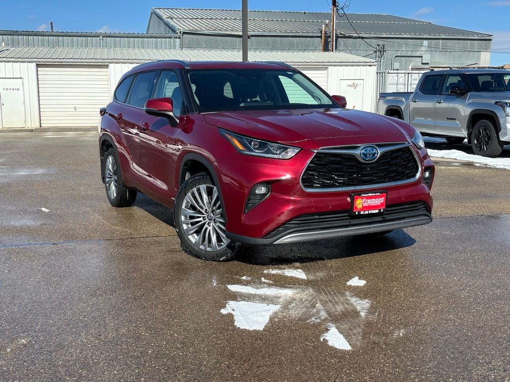 2023 Toyota Highlander Hybrid Platinum