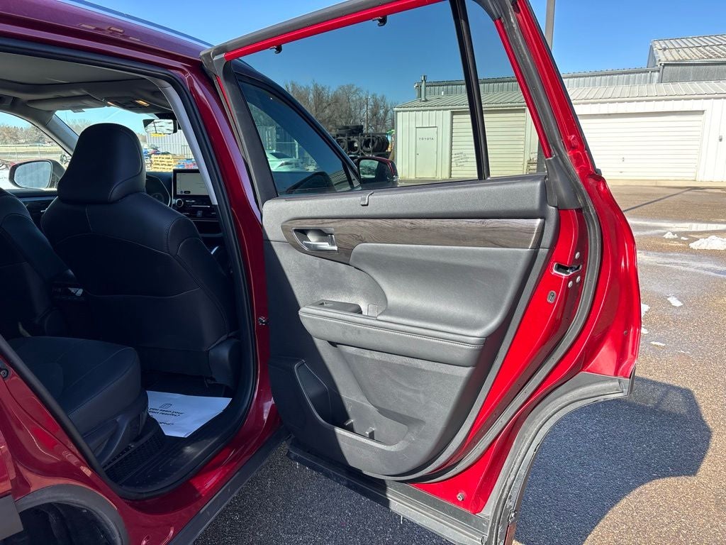 2023 Toyota Highlander Hybrid Platinum