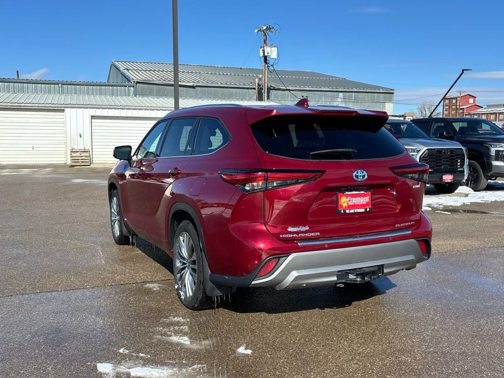 2023 Toyota Highlander Hybrid Platinum