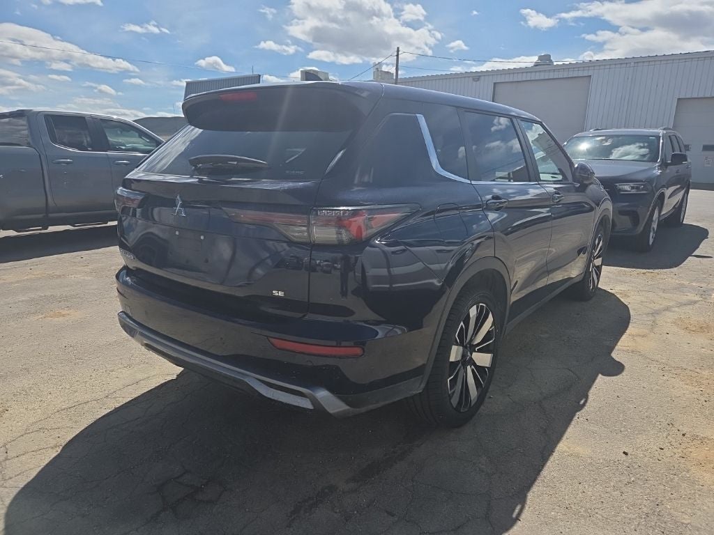 2025 Mitsubishi Outlander Base