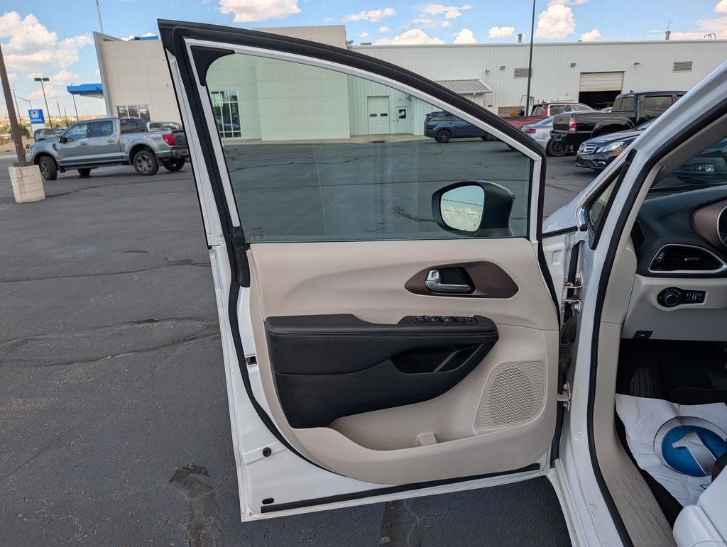 2024 Chrysler Voyager LX