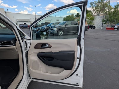 2024 Chrysler Voyager LX