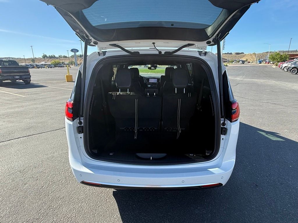 2027 Chrysler Pacifica Select