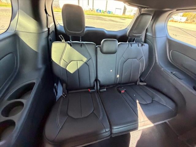 2027 Chrysler Pacifica PACIFICA SELECT AWD