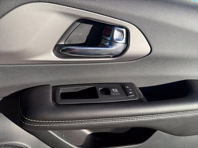 2027 Chrysler Pacifica PACIFICA SELECT AWD