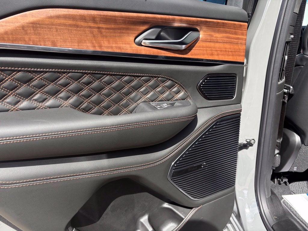2027 Jeep Grand Cherokee Summit