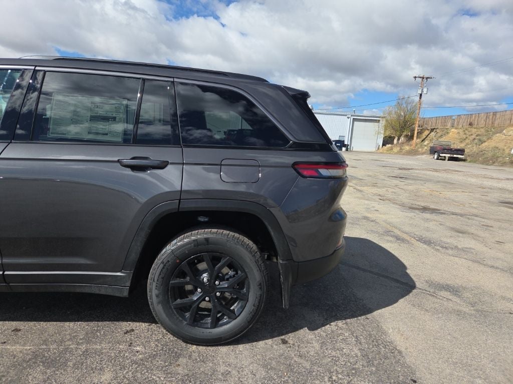 2026 Jeep Grand Cherokee Laredo Altitude