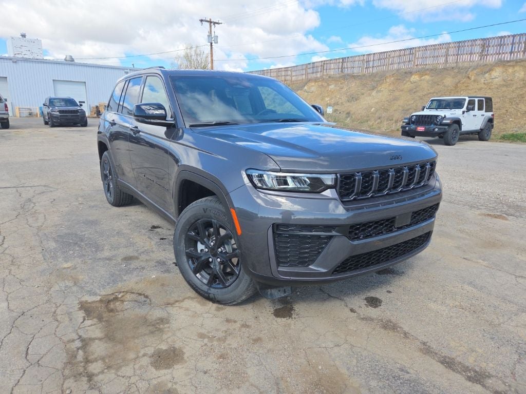 2026 Jeep Grand Cherokee Laredo Altitude