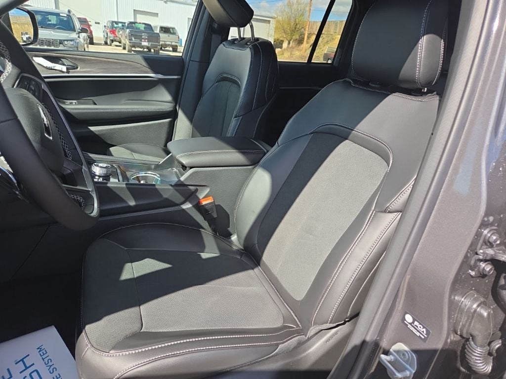 2026 Jeep Grand Cherokee Laredo Altitude