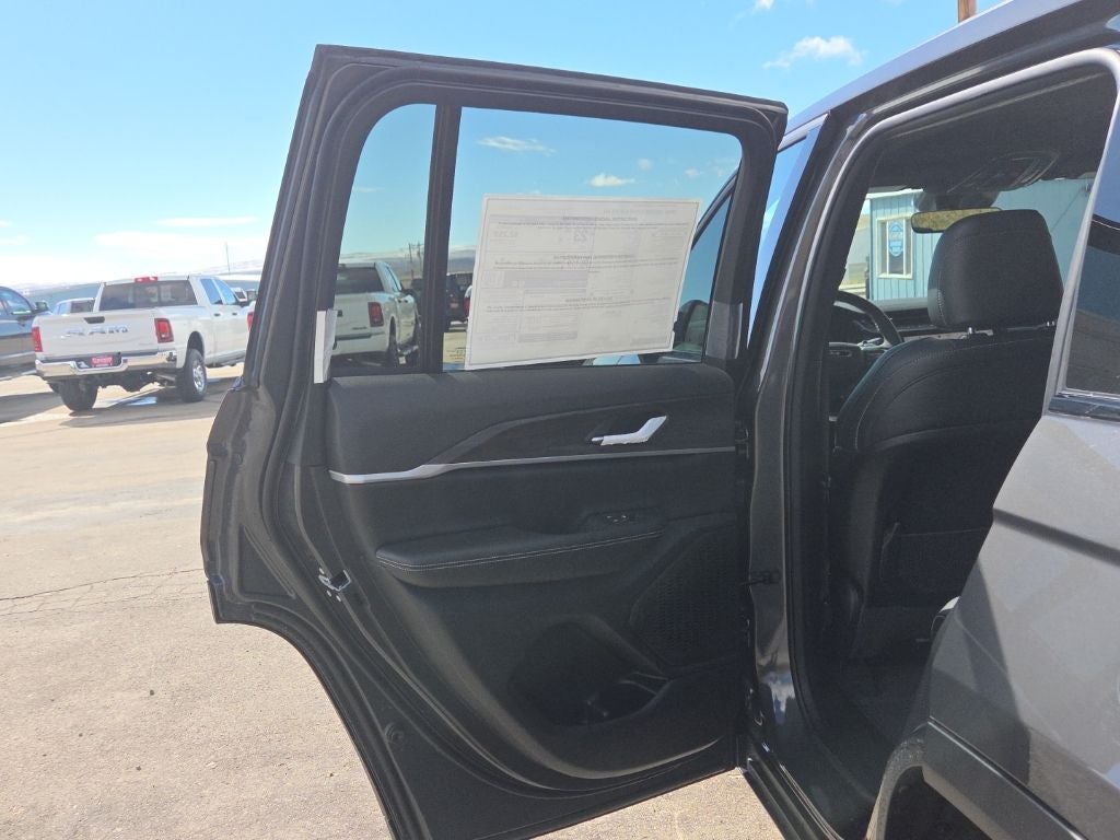 2026 Jeep Grand Cherokee Laredo Altitude
