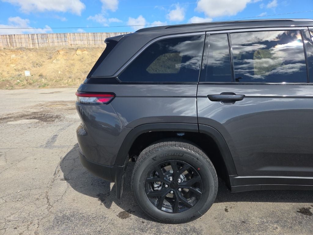 2026 Jeep Grand Cherokee Laredo Altitude