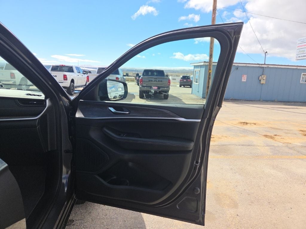 2026 Jeep Grand Cherokee Laredo Altitude