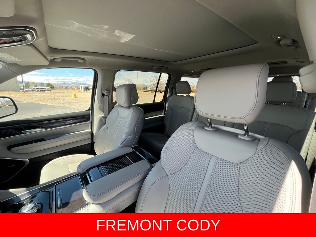 2023 Jeep Wagoneer Base