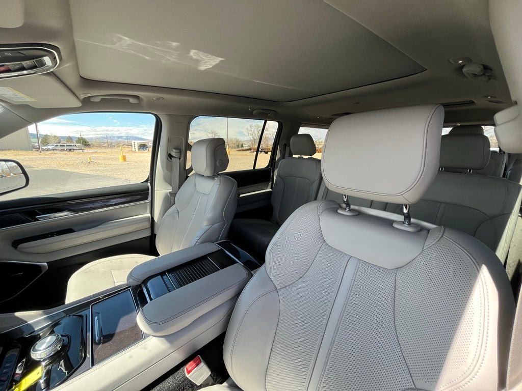 2023 Jeep Wagoneer Base