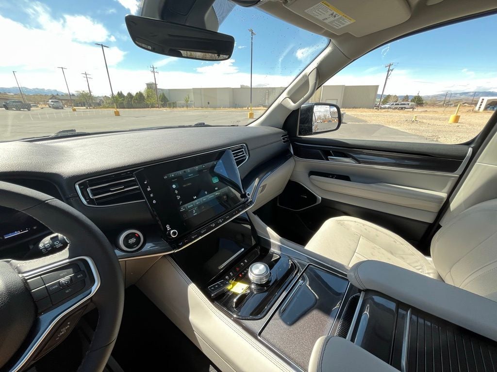 2023 Jeep Wagoneer Base