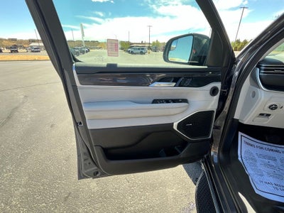 2023 Jeep Wagoneer Base