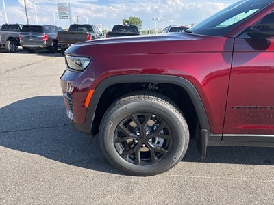 2025 Jeep Grand Cherokee Base