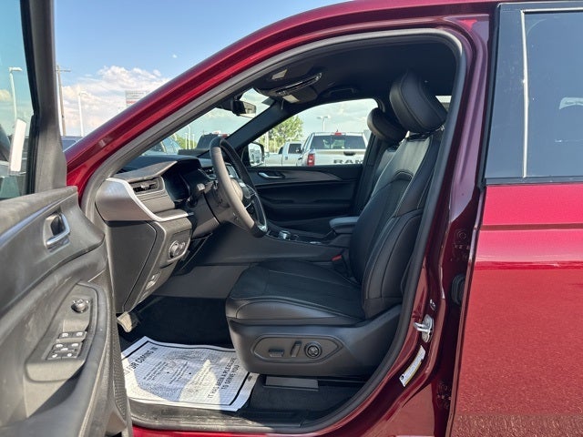 2025 Jeep Grand Cherokee Base