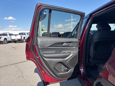 2025 Jeep Grand Cherokee Base